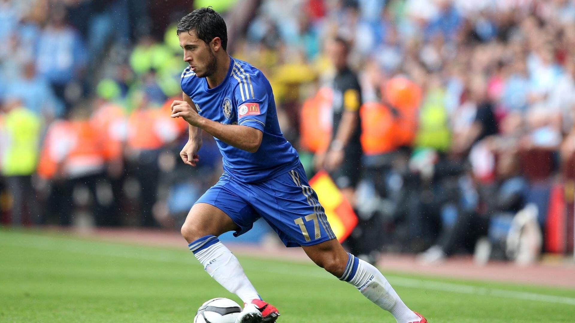 世界城市攀登挑战赛 选手徒手攀爬摩天楼外立面 安全部门全程监控